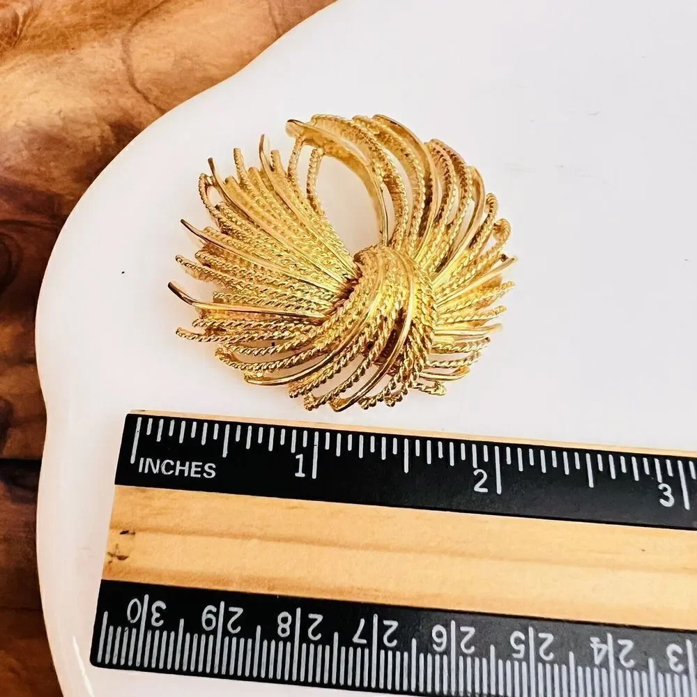 Vintage Monet Brooch Mirador Sheaf Cordelia Fireworks Spray Gilded Gold 60s 1368